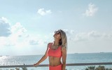 [ẢNH] Nữ cảnh sát quyến rũ nhất buộc phải lựa chọn đồng phục hay bikini